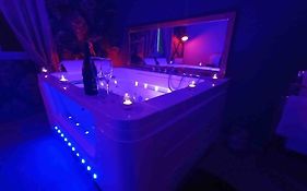 Suite privée avec BALNEO (Jacuzzi ou baignoire).
